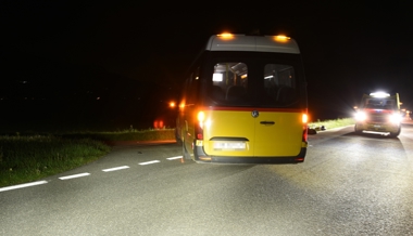 Abbiegenden Kleinbus mit Roller überholt – Frau verletzt