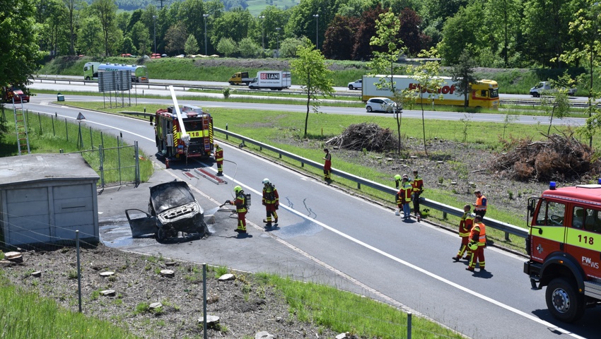 Die Feuerwehr Werdenberg Süd rückte aus. Das Auto erlitt Totalschaden. Die Feuerwehr Werdenberg Süd rückte aus. Das Auto erlitt Totalschaden.