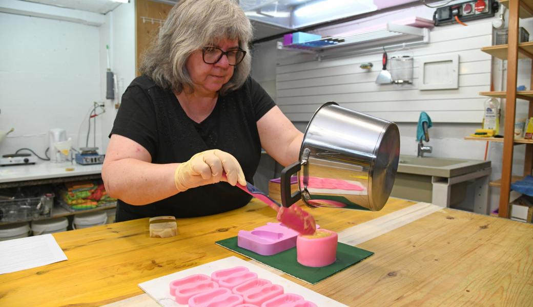 Vom Chemielabor zur Seifenküche: Sandra Engler produziert Naturseifen ohne Zusatzstoffe Vom Chemielabor zur Seifenküche: Sandra Engler produziert Naturseifen ohne Zusatzstoffe