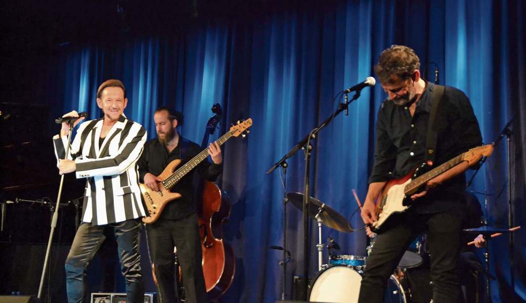 Michael von der Heide, Bassist André Pousaz und Gitarrist Martin Bues beim Auftritt im Fabriggli. Bilder: Adi Lippuner