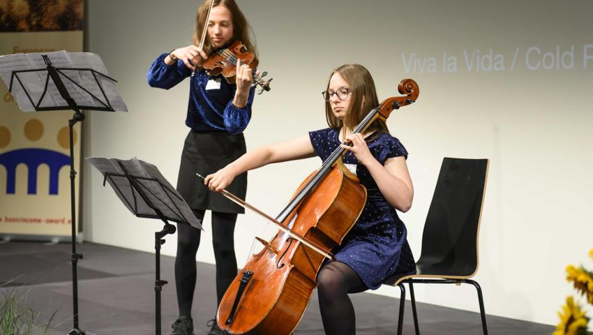 Musikerinnen Lisa und Lèanne aus Azmoos.