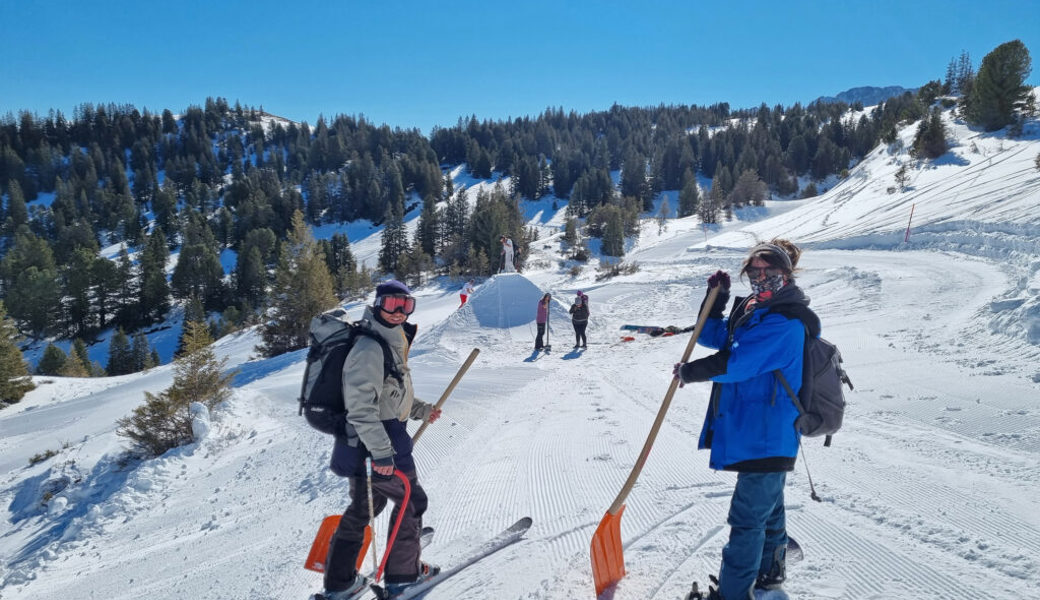  Die Arbeiten für die Piste des Warmtobel Jam schritten dank den fleissigen Helfern zügig voran. 