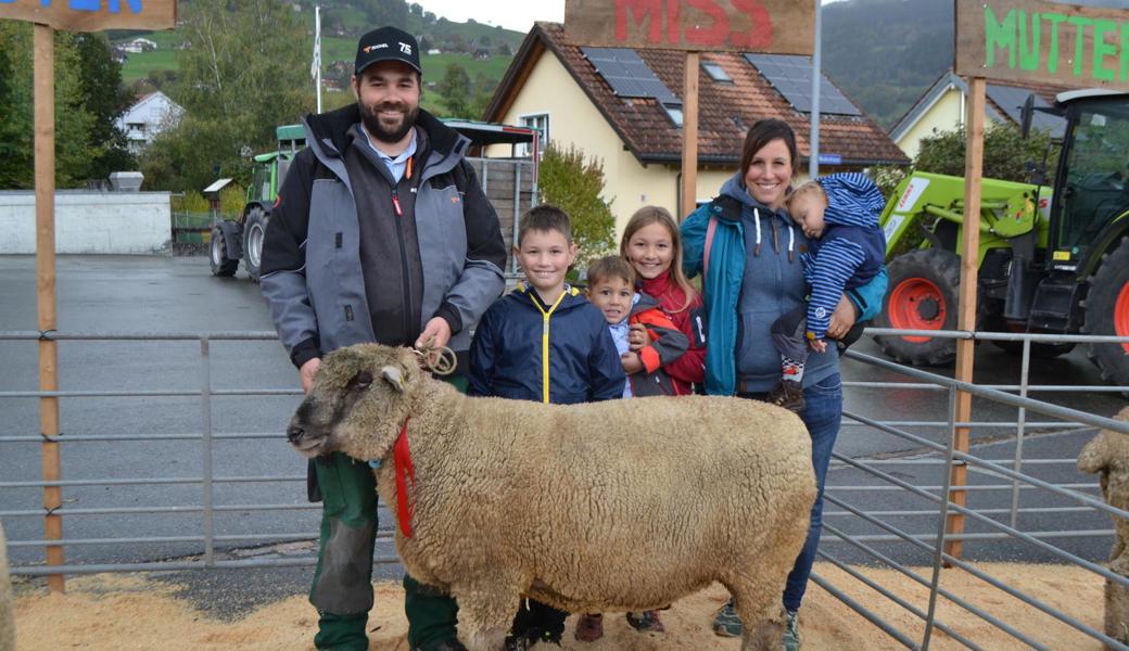 Besitzer Marc Lampert mit seiner ganzen Familie und der Miss Grabs 2024, dem Braunköpfigen Fleischschaf Lona.