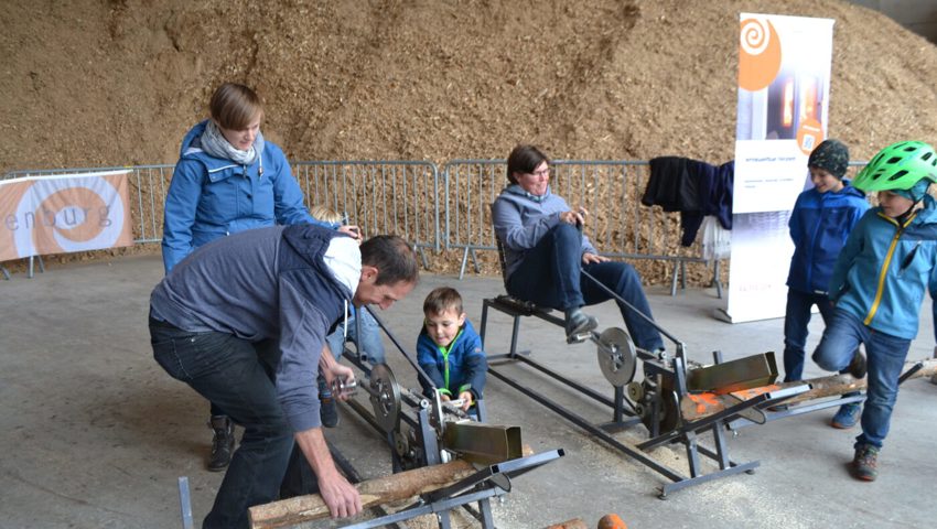  Der Einsatz mit dem Velo wird zum Familienprojekt, gilt es doch, einen Holzrugel zu sägen, der möglichst genau 500 Gramm hat.