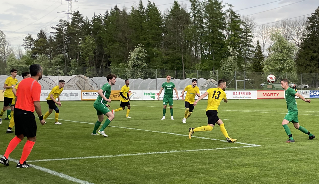 Mit Köpfchen: Trotz vieler Chancen in der zweiten Halbzeit bleibt der FC Haag ohne Treffer.  