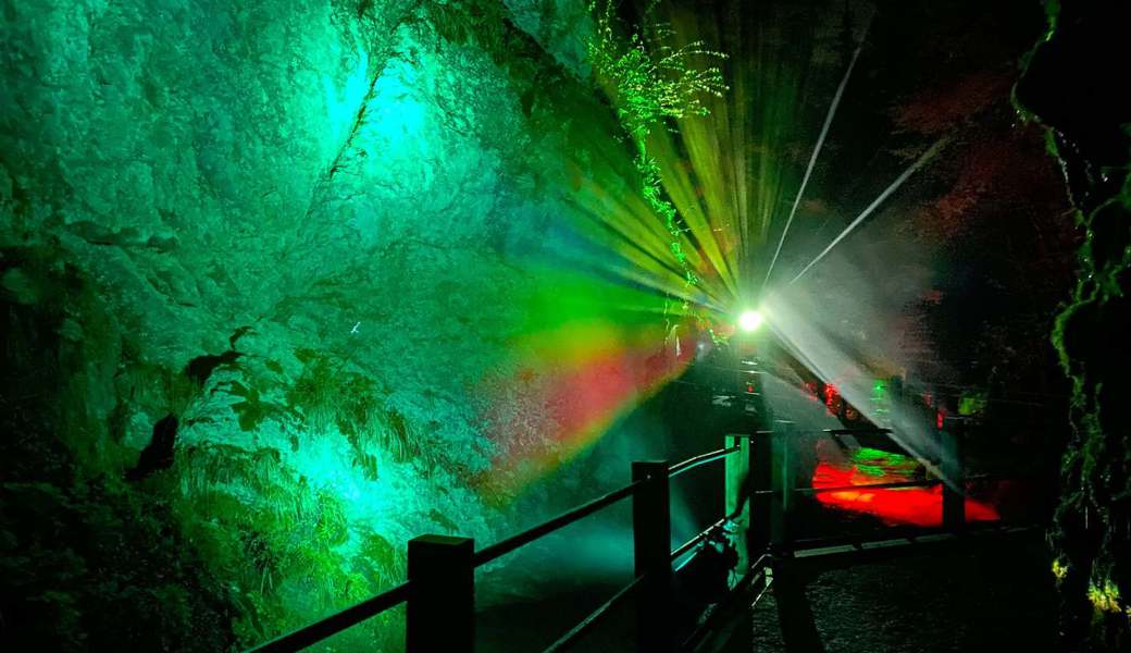 Die Lichtinstallationen bei den Thurfällen in Unterwasser haben das Publikum begeistert. 