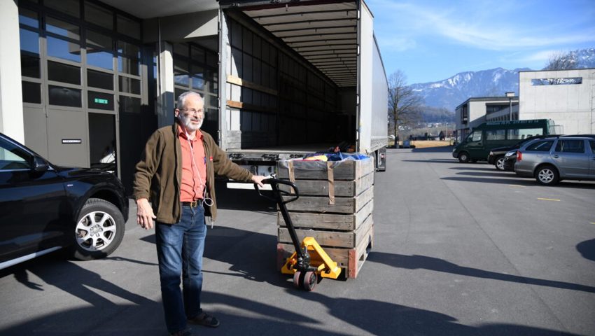  Die eingepackten Hilfsgüter wurden in den Lastwagen verladen. 