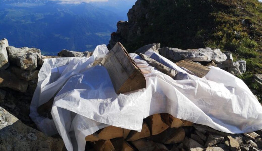  Am 1. August auf allen sieben Churfirsten Höhenfeuer. Das Holz soll zu Fuss hochgetragen werden. Jeder kann helfen. 