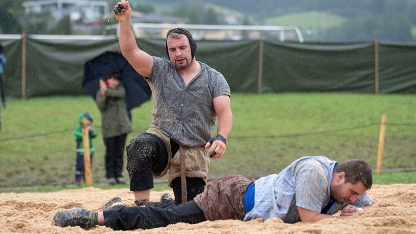  Kamp im Sägemehlring: Szene des st. gallischen Kantonalschwingfestes 2021 in Kaltbrunn. 