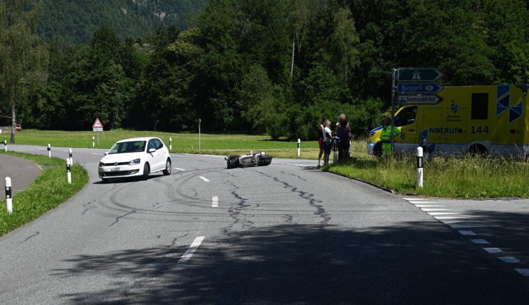  Auf der Ruggellerstrasse in Fahrtrichtung Salez kam es am Sonntagvormittag zu einem Zusammenprall zwischen einer Autofahrerin und einem Motorradfahrer. 