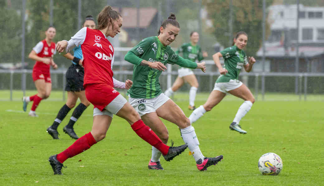 Für Larina Baumann (Mitte) ist die Auszeichnung zur Ostschweizer Fussballerin des Jahres ein weiterer Schritt in die richtige Richtung.