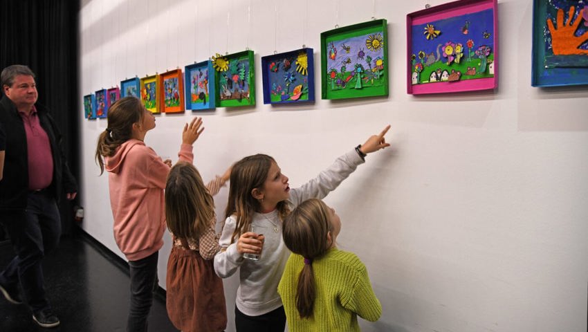  Stolz zeigten die Kinder den Besuchern ihre Werke.