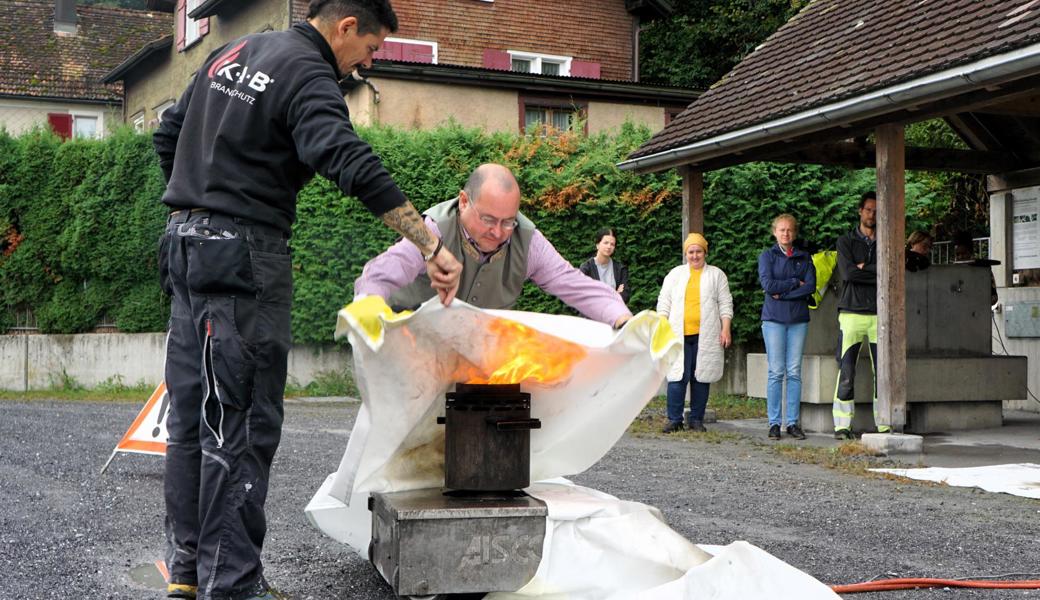 Mit einer Branddecke löschten die Teilnehmenden einen Pfannenbrand.