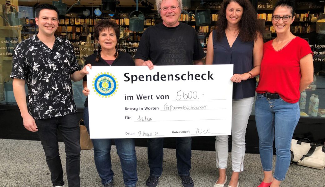 Willkommener Scheck über 5600 Franken für den Jugendbuchverlag «da bux»