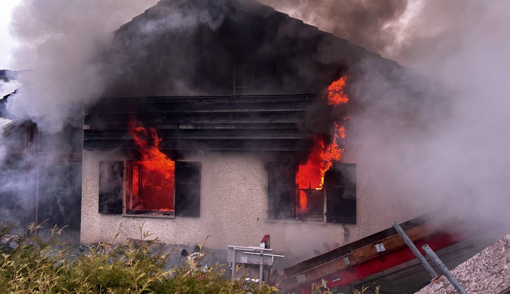 Einfamilienhaus nach Brand nicht mehr bewohnbar – Bewohnerin ins Spital gebracht