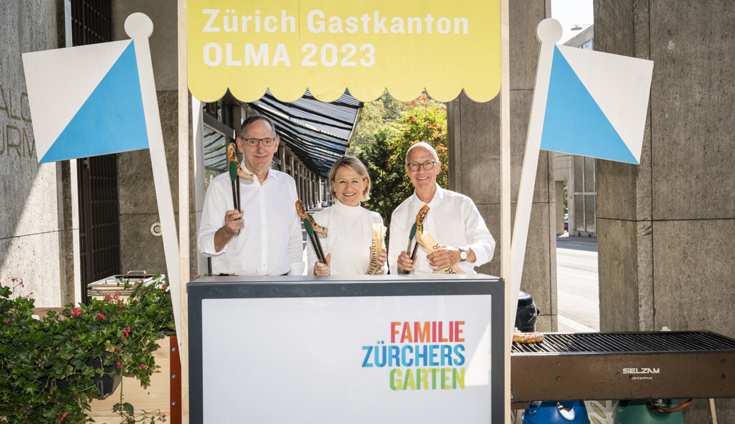 Der Zürcher Regierungspräsident Mario Fehr (l.), Olma-Direktorin Christine Bolt und Olma-Verwaltungsratspräsident Thomas Scheitlin grillieren für die Teilnehmenden der Pressekonferenz zur Olma 2023.