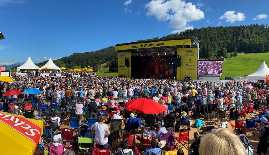  Die günstigen Wetterprognosen beschertem dem Open Air Wildhaus einen veritablen Run auf die Eintritte. Auch wenn der Samstag im Gegensatz zum Freitag nicht ganz ausverkauft war. 