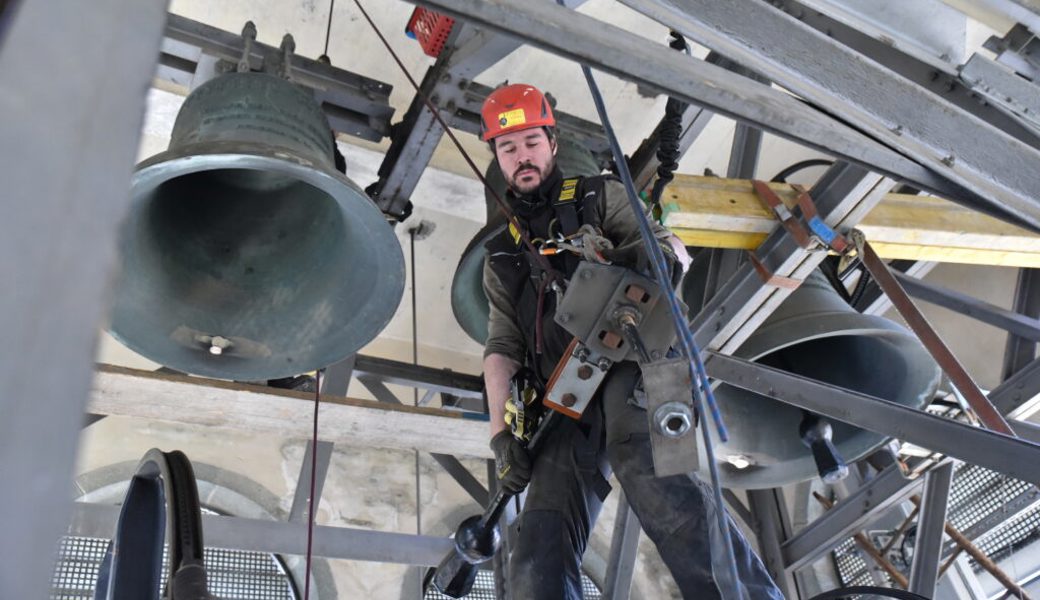  Wieder ist ein Klöppel aus einer der fünf Glocken im Grabser Kirchturm ausgebaut. Silvan Dominioni legt das schwere Teil, das an einem Seil hängt, vorsichtig ab. 