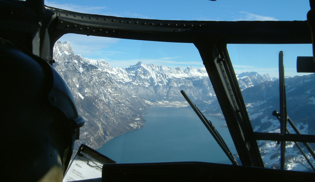  Vor gut einem Jahr von einem Laserpointer beim Überflug über den Walensee geblendet: der Pilot eines Superpumas der Schweizer Armee. Symbolbild Kapo St. Gallen