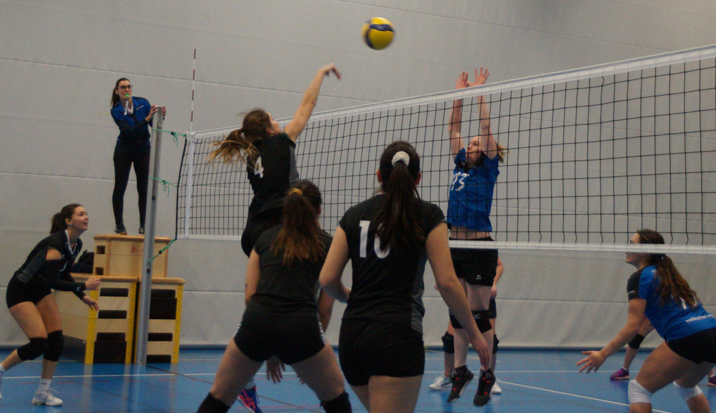 Eine Truppe mit besonderem Teamwork: Spielerinnen des VBC Werdana bei einem Block.