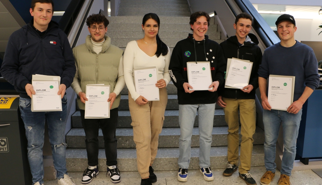  Stolz präsentieren die Lernenden ihre Diplome (von links): Flurin Tinner, Simon Eschenmoser, Anna Keller, Manuel Eggenberger, Luis Korner, Fabian Tischhauser. 