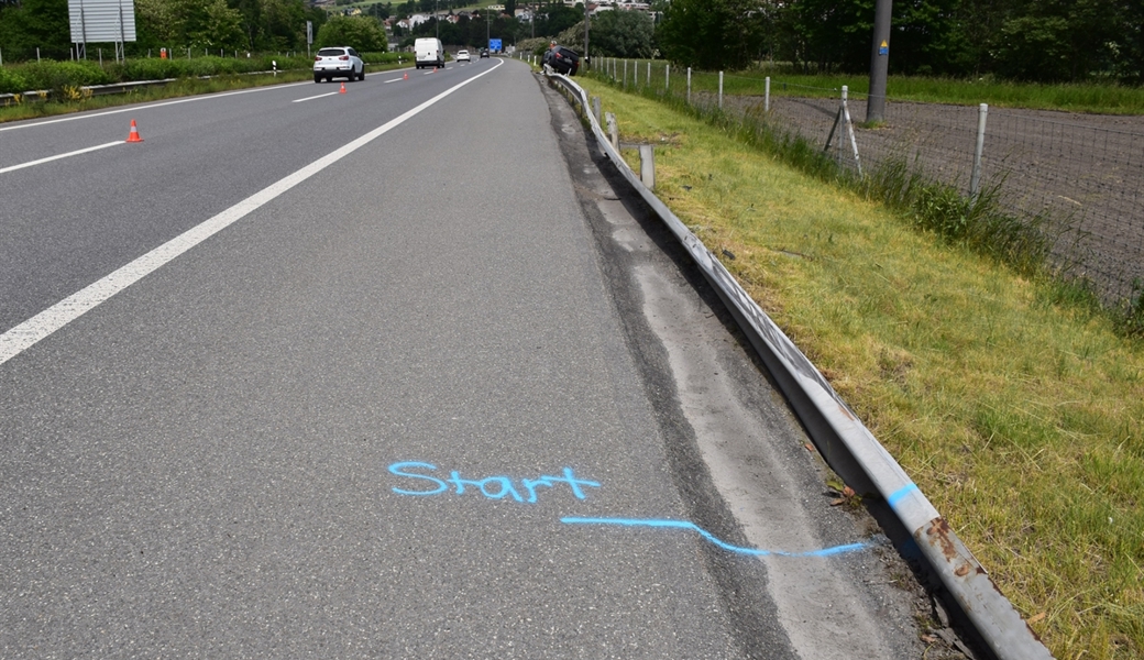 Hier verliess der Autofahrer unfreiwillig die Strasse.