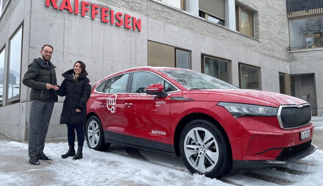  Sprichwörtlich voller Energie ins neue Jahr; Bankleitungsmitglied Tobias Bruderer weiht zusammen mit Mobility-Vertreterin Magdalena Balogh den neuen Standort samt Auto ein. 