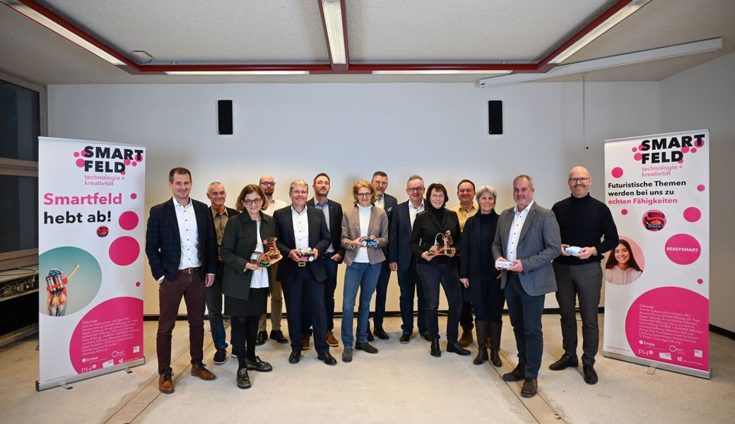 Marco Thoma (v.l.), René Lenherr, Cornelia Gut, Thomas Rastija, Knut Siercks, Jörg Tanner, Verena Fastenbauer, Christoph Gull, Bruno Seifert, Katharina Frick, Niklaus Lippuner, Marina Lazzarini, Rolf Pfeiffer und der Hausherr Daniel Miescher. Foto: pd. 