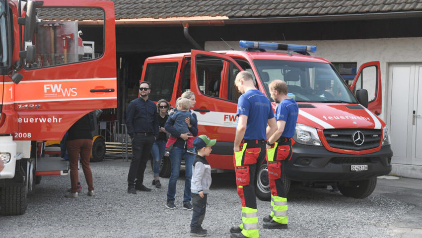  Die Feuerwehr Werdenberg Süd stellt verschiedene Fahrzeuge zur Besichtigung bereit. 