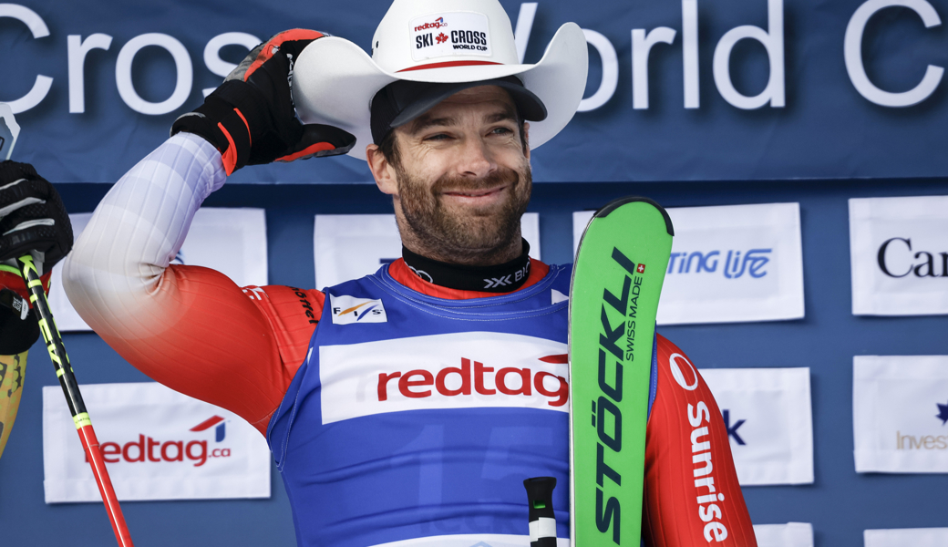 Jonas Lenherr macht auch abseits der Piste, hier mit Cowboyhut bei der Siegerehrung, eine gute Figur.