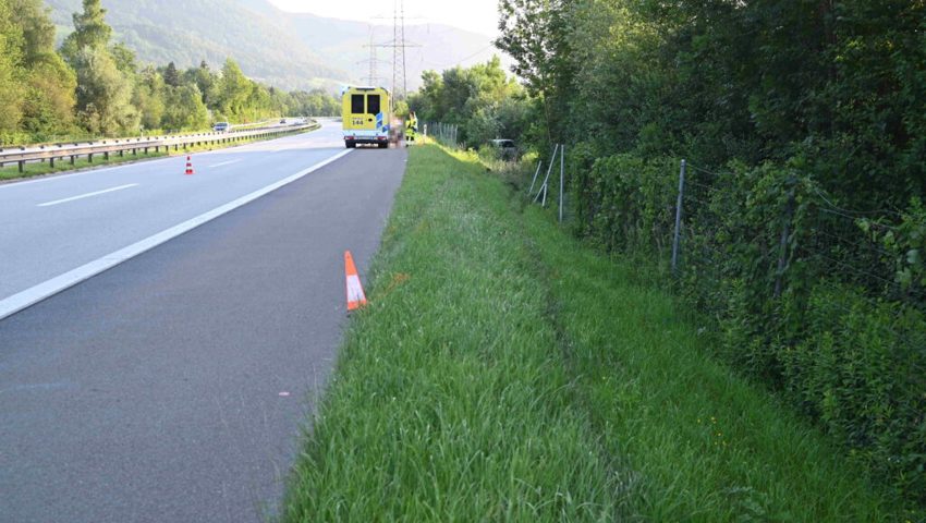  Das Auto durchschlug den Wildschutzzaun. 