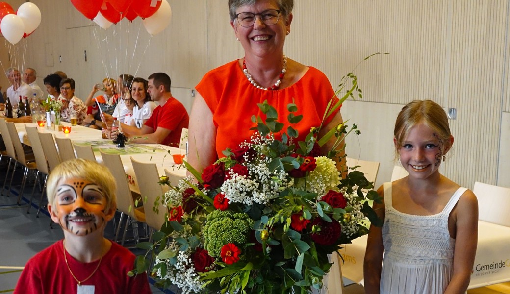 Festrednerin Barbara Dürr erhält als Dank von Quirin und Amelia Lenherr einen Blumenstrauss.