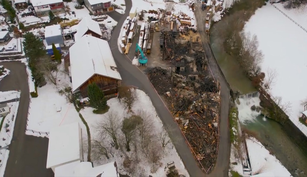 Von der Sägerei und dem angebauten Wohnhaus ist am Montag nach dem Brand nichts mehr ausser Schutt und Asche übrig.