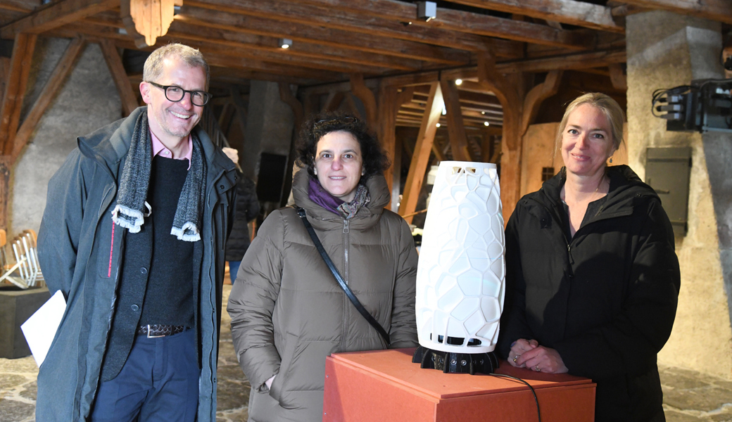  Thomas Gnägi, Tanja Scartazzini (Mitte) und Mirella Weingarten eröffnen die Schloss-Saison im Dachstock. 