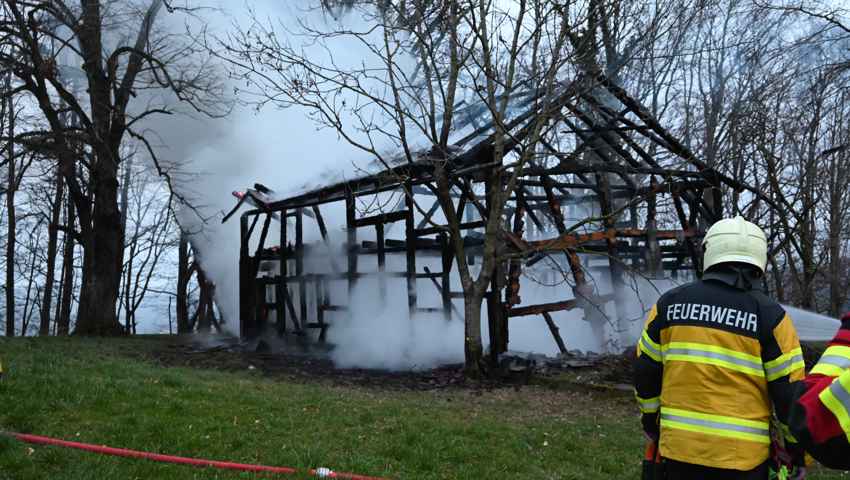 Die Feuerwehr fand eine tote Person in der Scheune vor.