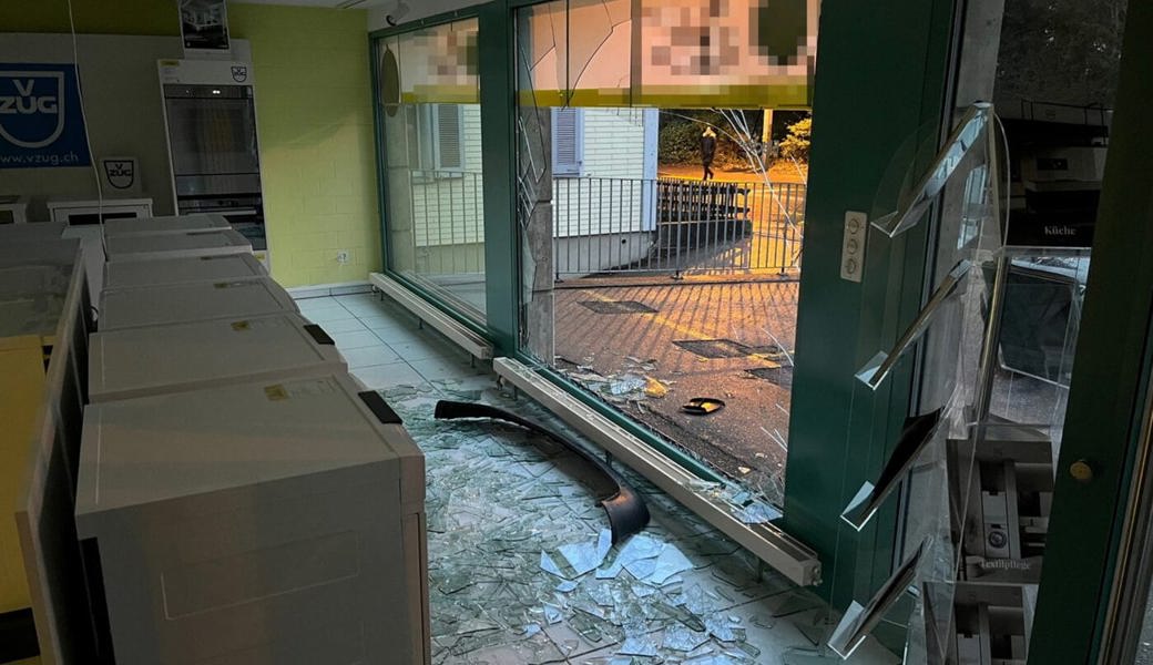  Am Schaufenster sowie dem Auto entstand Sachschaden von rund 6'000 Franken. 