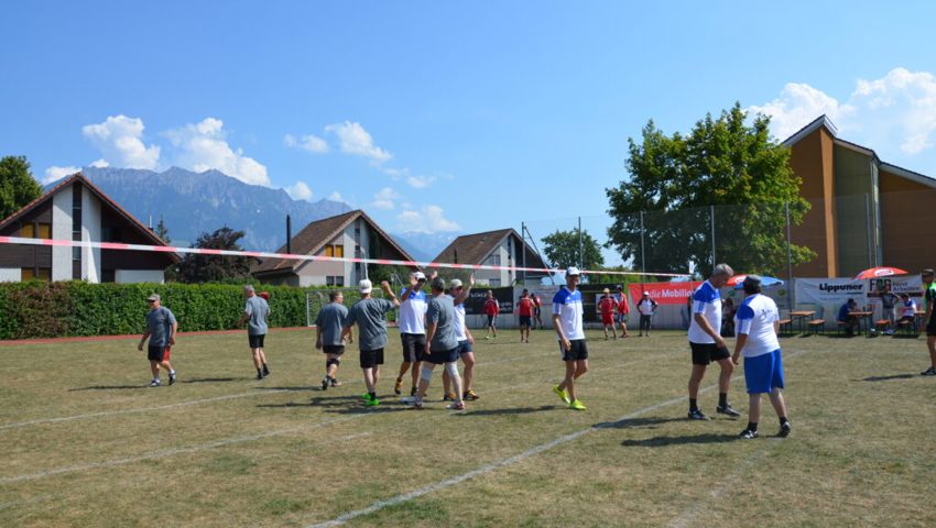  Abklatschen nach einer Begegnung auf dem Faustballfeld in Salez im Jahr 2018. 