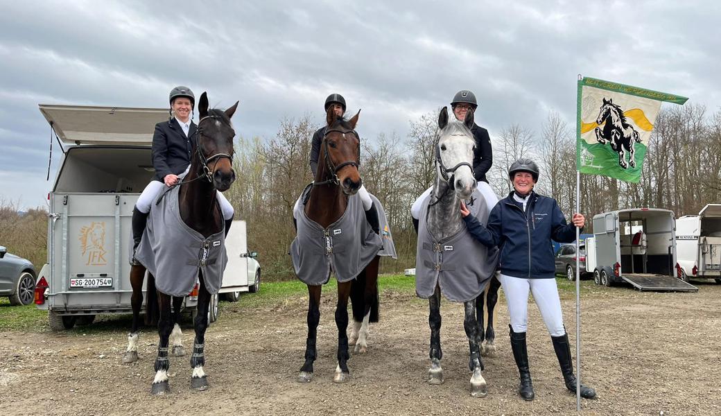 Die Werdenberger Equipe ritt zum Sieg (von rechts): Fabienne Schadegg, Tamara Fässler, Marina Dutler und Matthias Hutter.