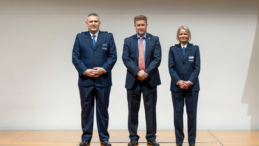 Der scheidende Interimskommandant Christian Aldrey, Regierungsrat Christof Hartmann und Kommandantin Barbara Reifler.