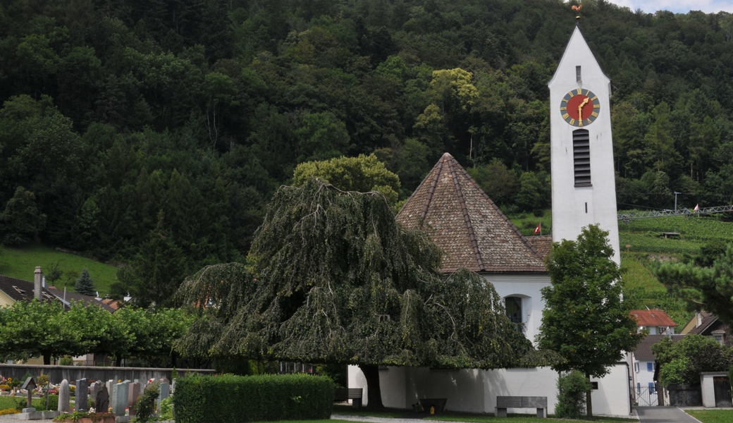  Eine Dachsanierung wäre notwendig: Die Kirche in Azmoos. 