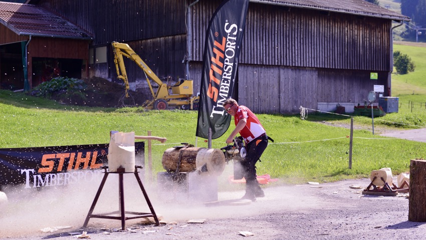 Albert Kläger bei der Demonstration der Disziplin Hot Saw.