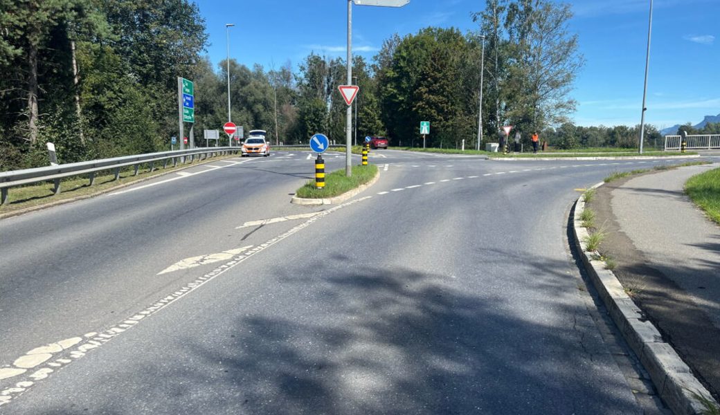  Vor der Autobahneinfahrt in Sennwald übersah ein Autofahrer einen E-Bike-Fahrer. Dieser kam zu Fall und verletzte sich. 