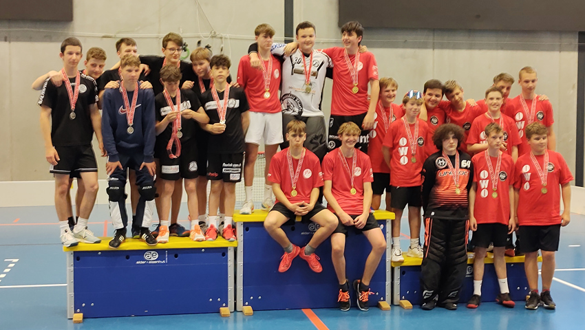 Das Unihockey-Siegerpodest mit den Nesslauer Knaben als Sieger.