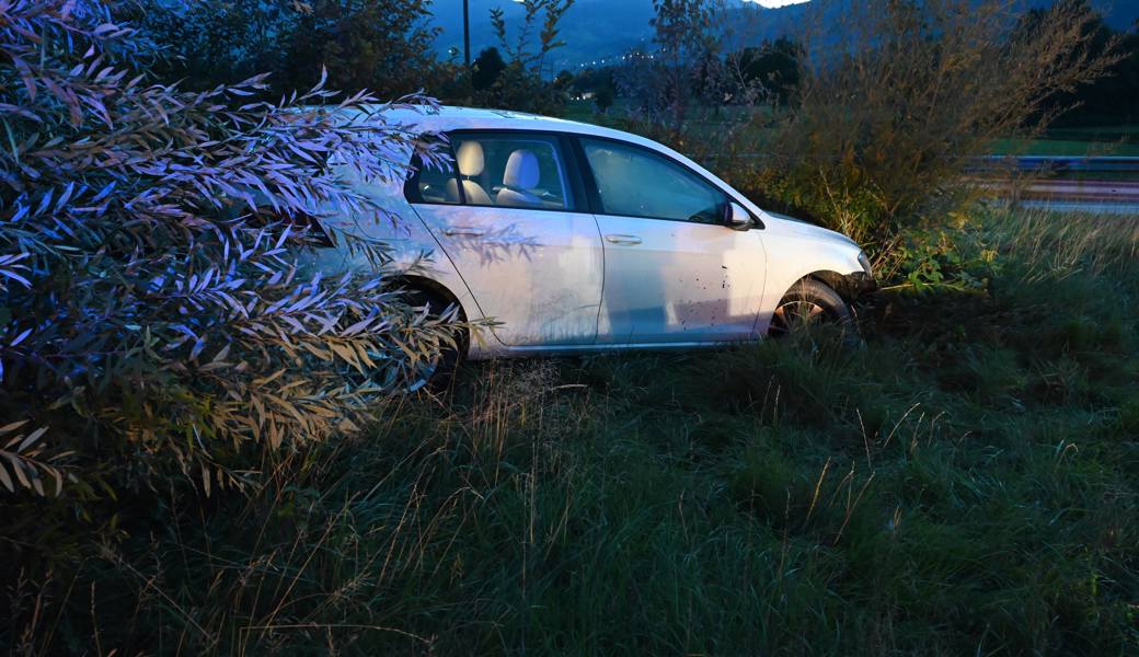 Das Auto schlitterte in einer Kurve über den Fahrbahnrand hinaus.