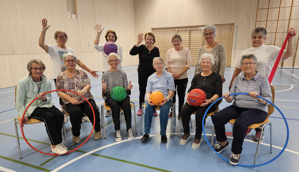 Eine aufgestellte Runde: Ein Teil der Gamser Alter-und-Sport-Frauen während einer ihrer Turnstunden.