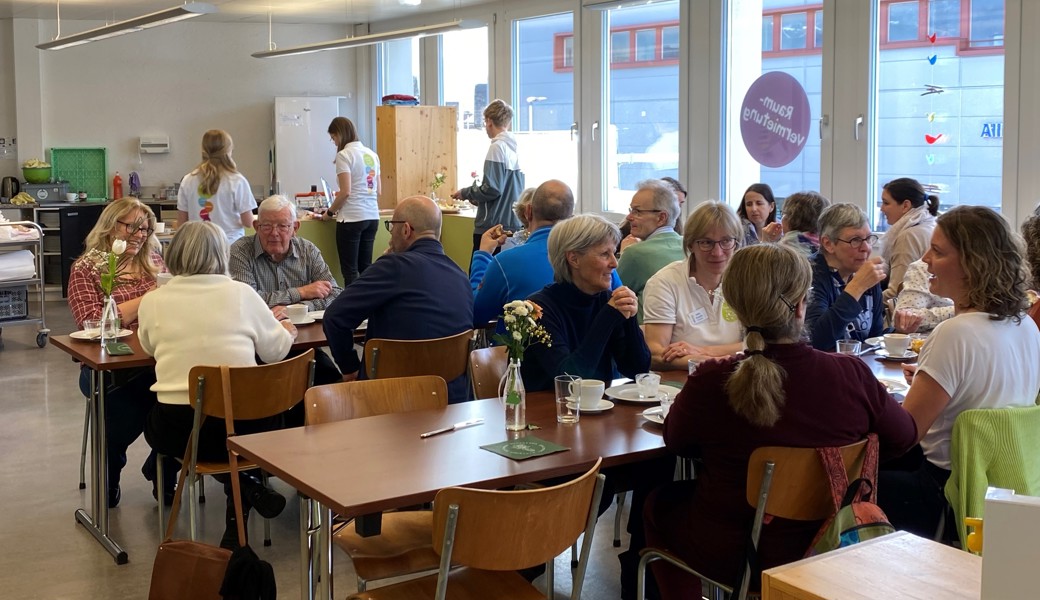 Nach der Versammlung einen Brunch genossen: Blick in die Cafeteria des Familientreffs in Buchs.