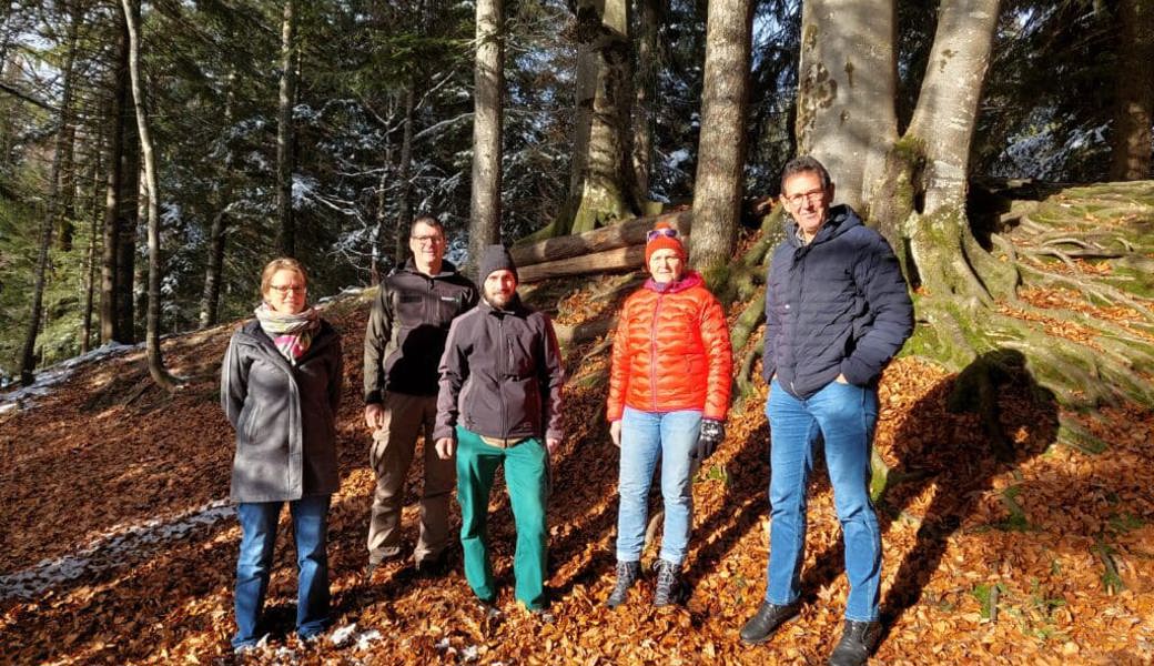  Die Anwesend bei der Preisbekanntgabe von links nach rechts: Astrid Blau (Sekretärin WRG5, Verantwortliche Fotowettbewerb), Christof Gantner (Regionalförster WRG5), Andreas Rüdisüli (Gewinner Kategorie Nutzfunktion), Christiana Sutter (Gewinnerin Kategorie Erholungsfunktion), Toni Hässig (Waldratspräsident WRG5). 