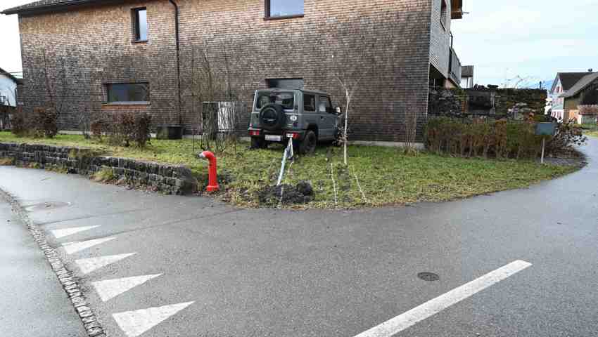 Übers Verkehrsschild frontal in die Hauswand.