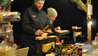 20. Weihnachtsmarkt: Allerlei Köstlichkeiten und eine wahre Lichterpracht