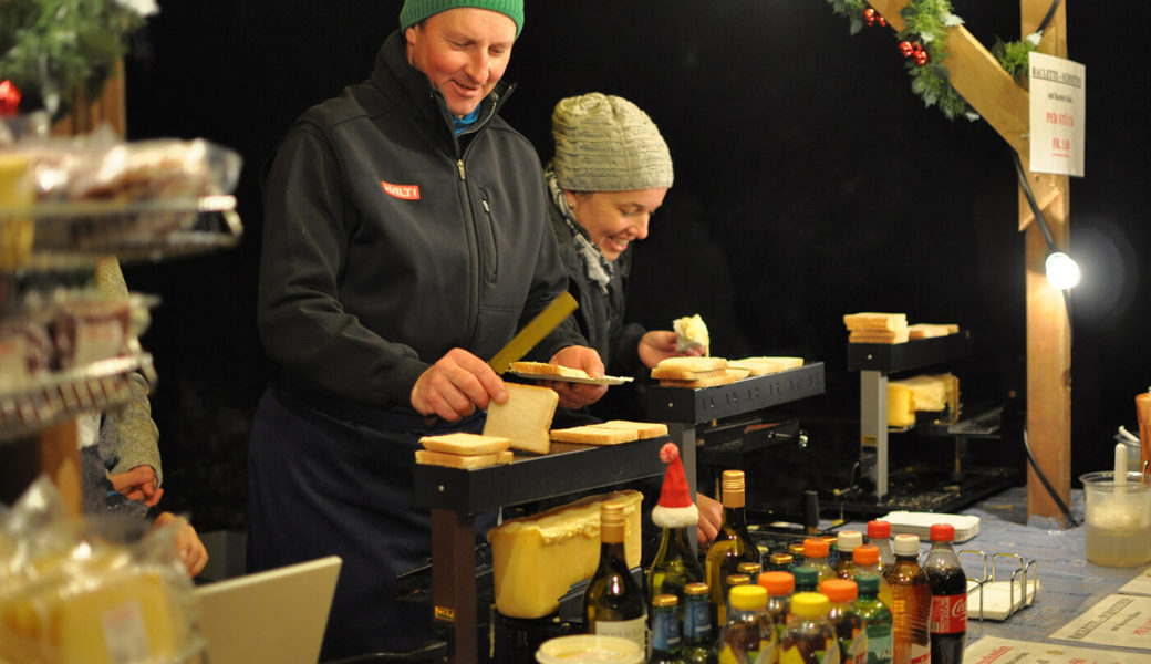 20. Weihnachtsmarkt: Allerlei Köstlichkeiten und eine wahre Lichterpracht